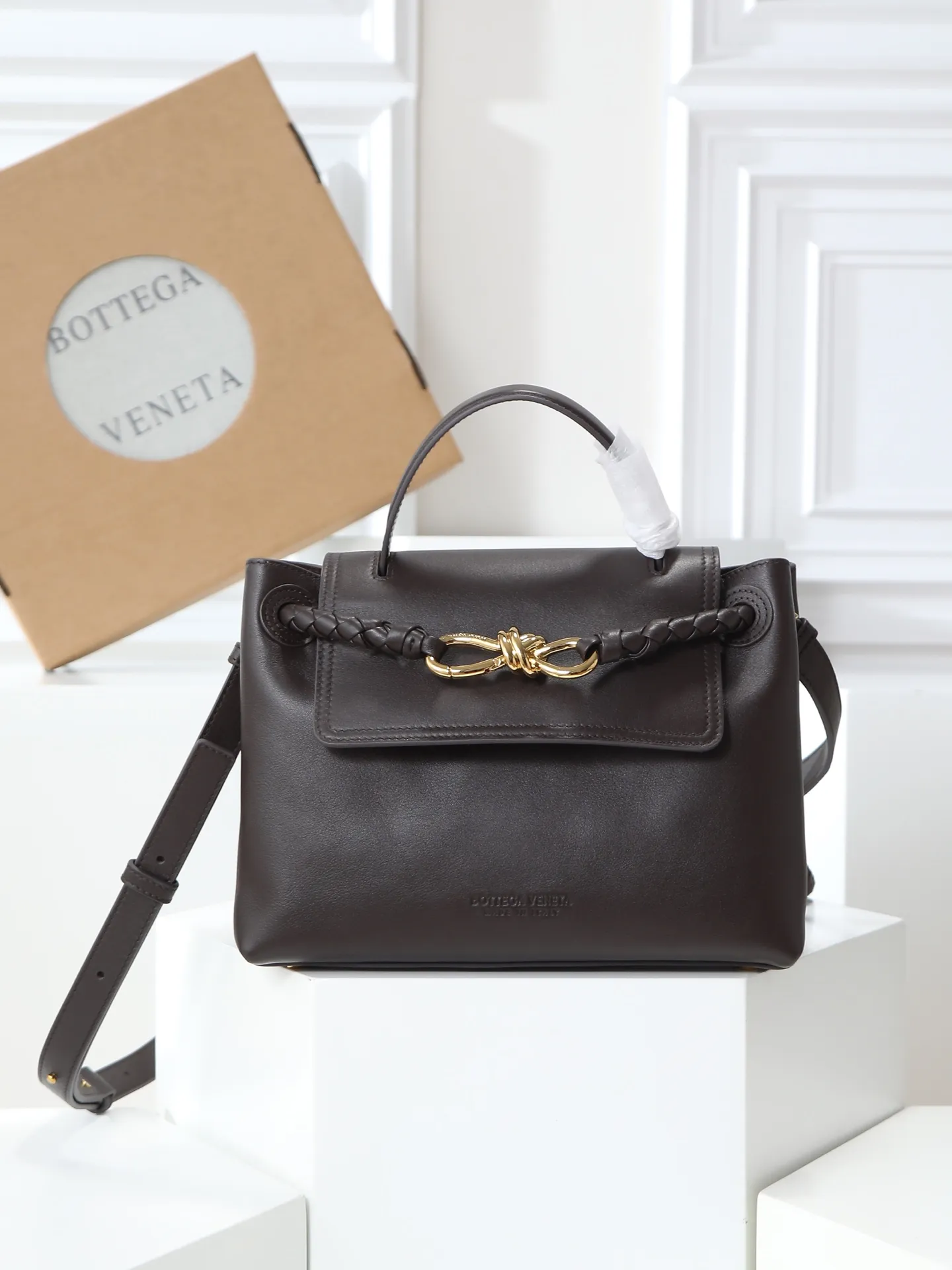 1150. Bottega Veneta's latest Ciao Ciao bag is a two-way flap handbag in silky cowhide, decorated with signature twist details, hidden hook closure, the flap can be fastened to the front, or connected to the INTRECCIATO woven internal pocket, with an adjustable and removable crossbody strap, an internal compartment, and a zippered pocket. The surprise flap has various shapes. Style 1 - Cover the bag surface, exposing the knot and knot decoration. Style 2 - Place the flap inside the bag. A buckle is also designed. Style 3 - The U-shaped position of the top handle in the hand bag. Style No.: 835835 Size: 26*19*10.5cm